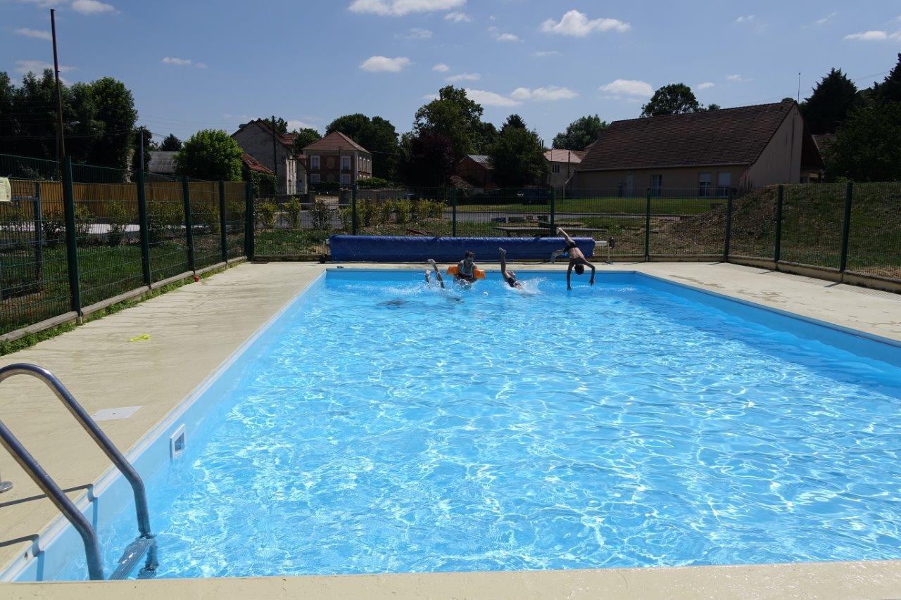 Pratique esportes com baixo custo aproveitando as piscinas municipais.
