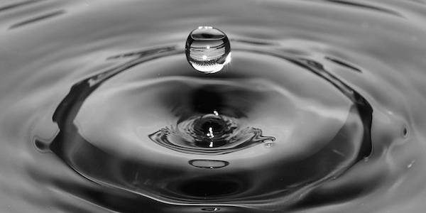 ¿Cuáles son los beneficios del agua potable para la inteligencia?