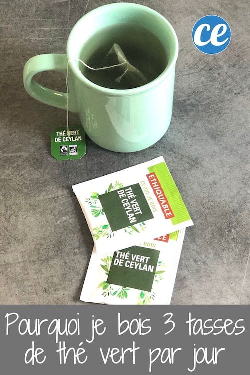 Uma xícara de chá verde e dois saquinhos de chá verde