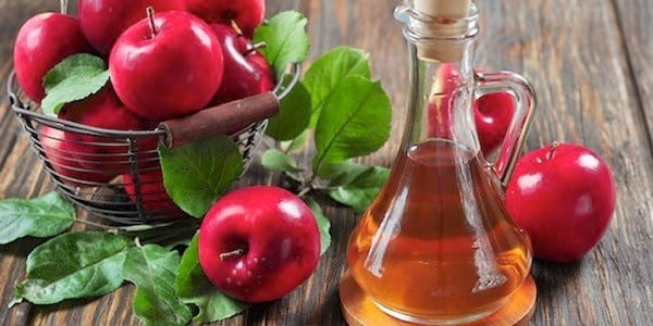 Una botella de vinagre de sidra de manzana que ayuda a combatir las marcas de celulitis.