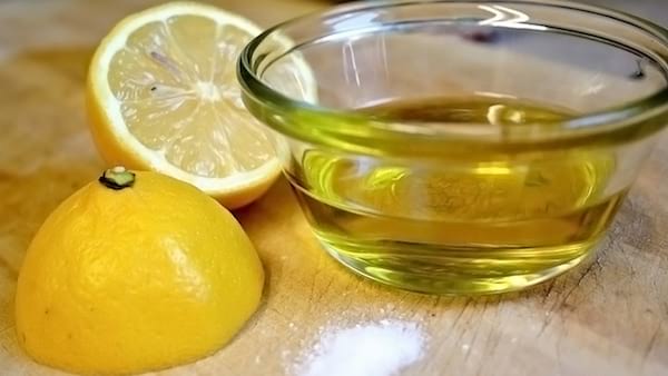 Masaje con aceite de oliva y limón después de la ducha que ayuda a combatir la celulitis.