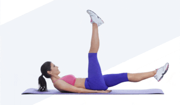 Una dona que fa l'exercici de les tisores per a un ventre pla.