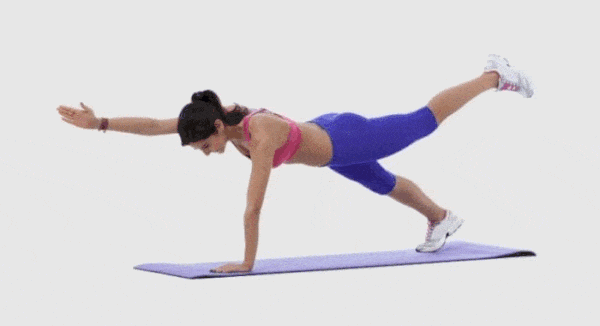 Una mujer que hace el ejercicio de tabla diagonal para fortalecer sus abdominales y tener un vientre plano.