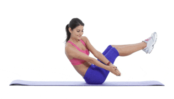Una dona fent l'exercici de spinning crunch o