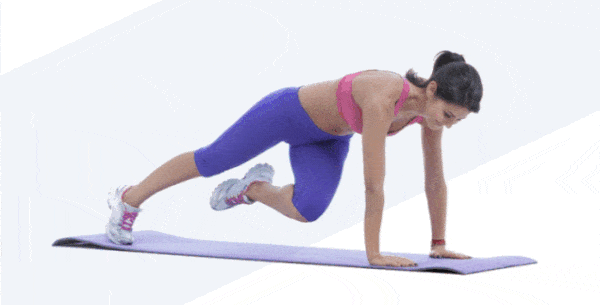 Una mujer que hace el ejercicio de escalador con rotación de las caderas para tener un vientre plano.