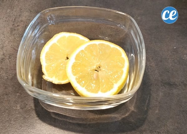 rodajas de limón en un tazón de vidrio