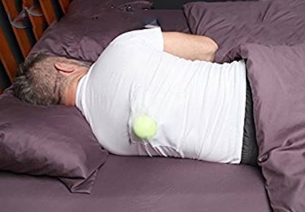 coser una pelota de tenis en la parte de atrás de su camiseta para evitar ronquidos