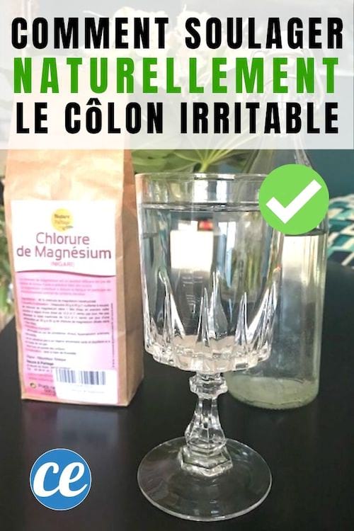 Un vaso con tallo, un paquete de cloruro de magnesio y una botella de agua de vidrio para aliviar el colon irritable