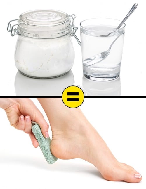 Un tarro de bicarbonato de sodio, un vaso de agua, una cuchara, una piedra pómez y un pie sobre un fondo blanco.