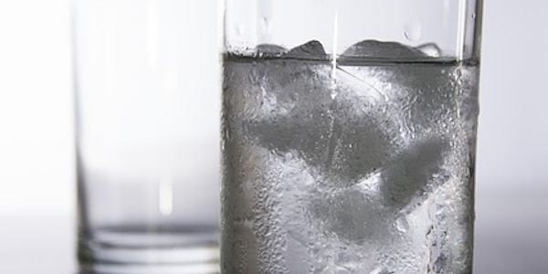 Beure aigua gelada és una manera fàcil de cremar calories.