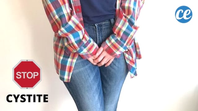 dívka v modrých džínách a kostkované košili, která má cystitidu