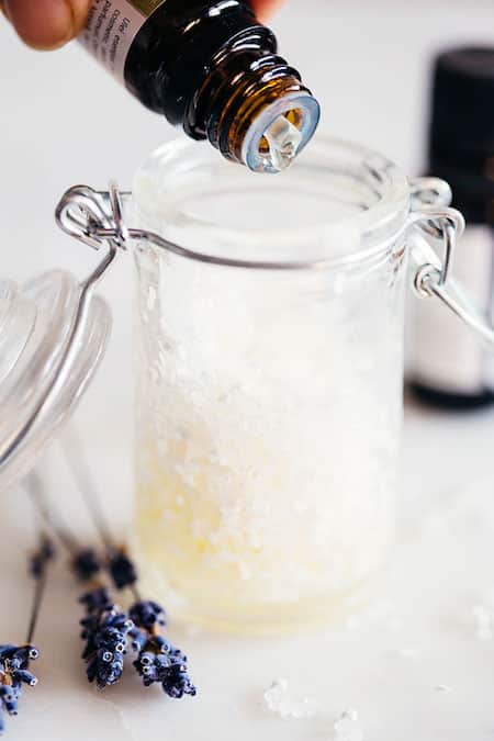 Utilitzeu aquesta recepta de sal de bany per a la grip per combatre la grip.