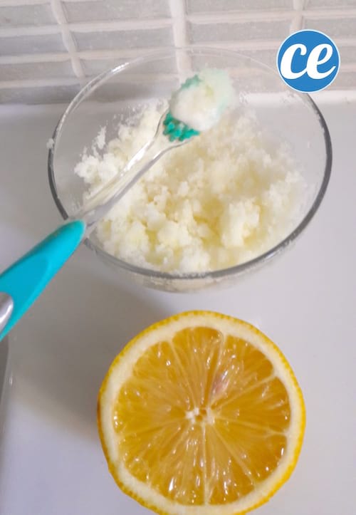 bicarbonato de sodio mezclado con jugo de limón para tratar los dientes blancos