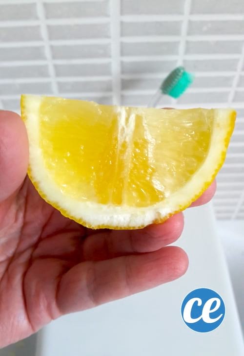 un cuarto de limón para blanquear los dientes