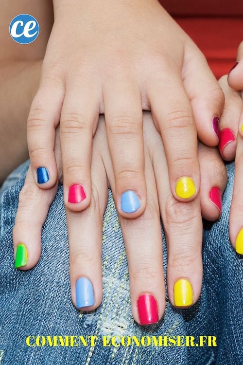Mãos femininas com manicures multicoloridos.