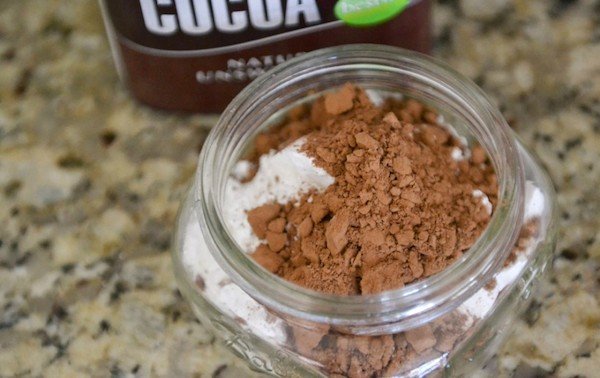 Agregue cacao en polvo al recipiente.