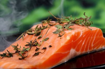 El salmón está lleno de omega-3 y ácidos grasos.