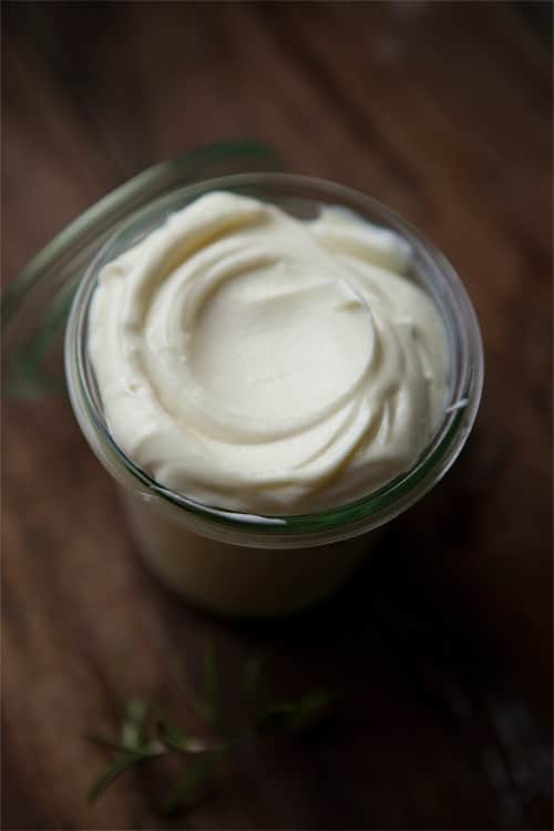 Discover the easy recipe for mint-rosemary shaving foam.