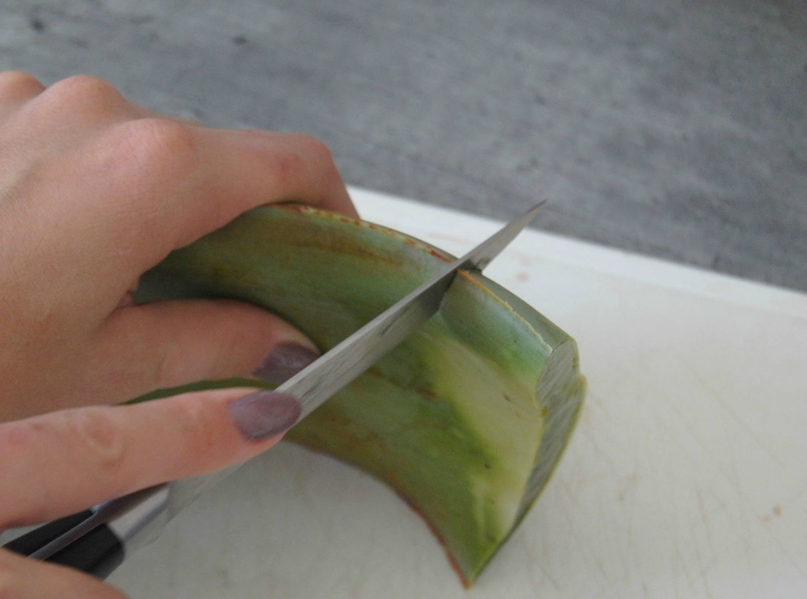 Aquí le mostramos cómo cortar y usar el gel de una hoja de aloe vera.