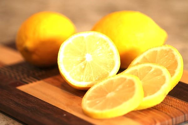 Usa limón para combatir la caspa de forma natural.
