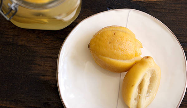 Chupe un limón para aliviar la tos.