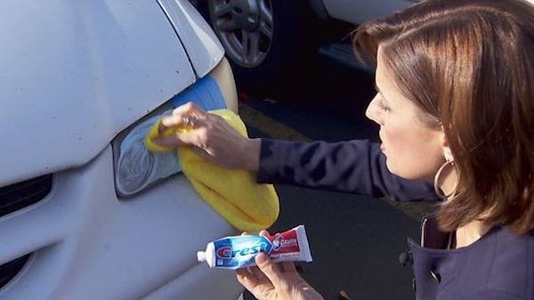 az autó fényszóróinak tisztítása fogkrémmel