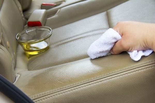No mantenga el cuero de los asientos del automóvil con aceite.