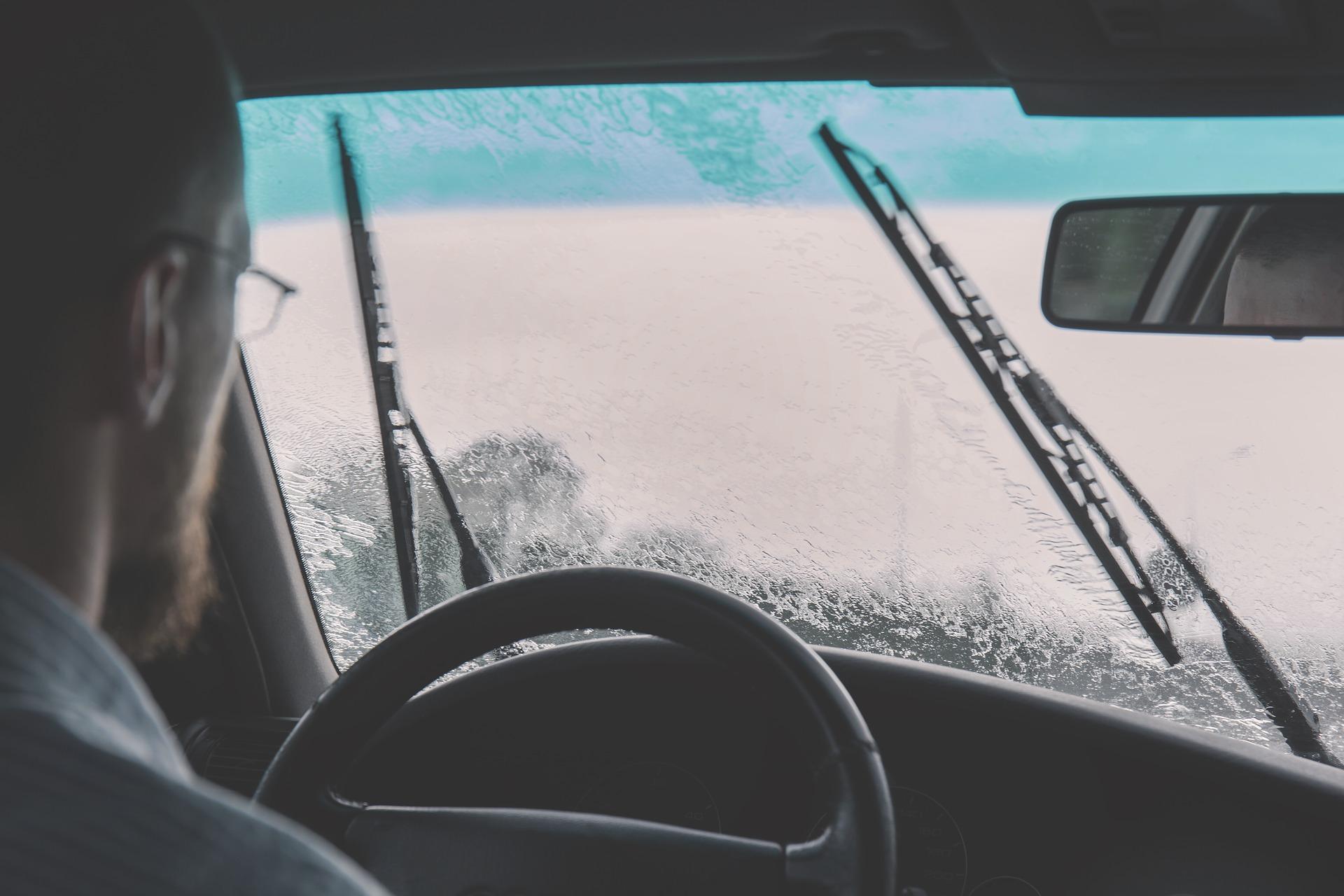 आपात स्थिति में कार की खिड़की कैसे तोड़ें।