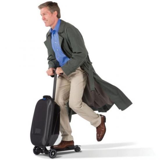 Meget praktisk scooter kuffert i metro og lufthavn korridorer