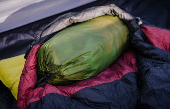 ¿Cómo hacer una almohada extra para acampar?
