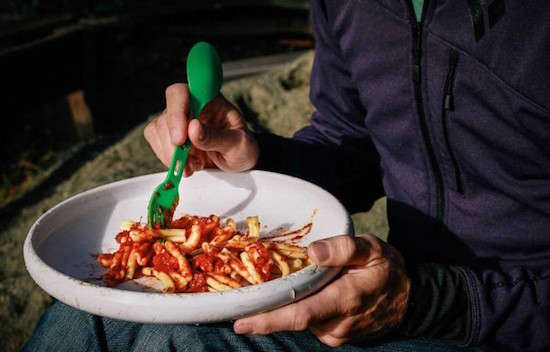 ¿Sabías que un Frisbee también es un plato perfecto para acampar?