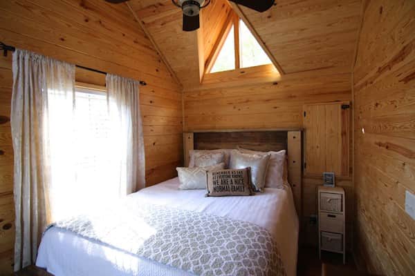 Este es el dormitorio en la planta baja de las casas móviles Rustic River Park Home.
