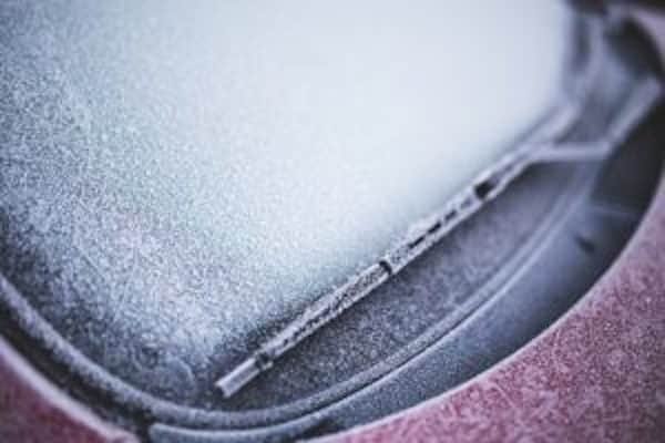 להלן הדברים שאתה צריך תמיד לשמור במכונית שלך במזג אוויר קר.