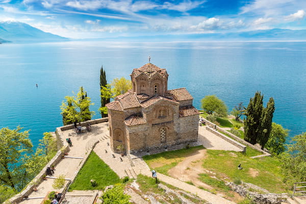 visto en el lago Ohrid en Macedonia con una iglesia