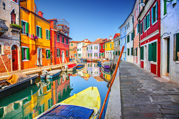 Un canal y casas de colores en Burano en Italia