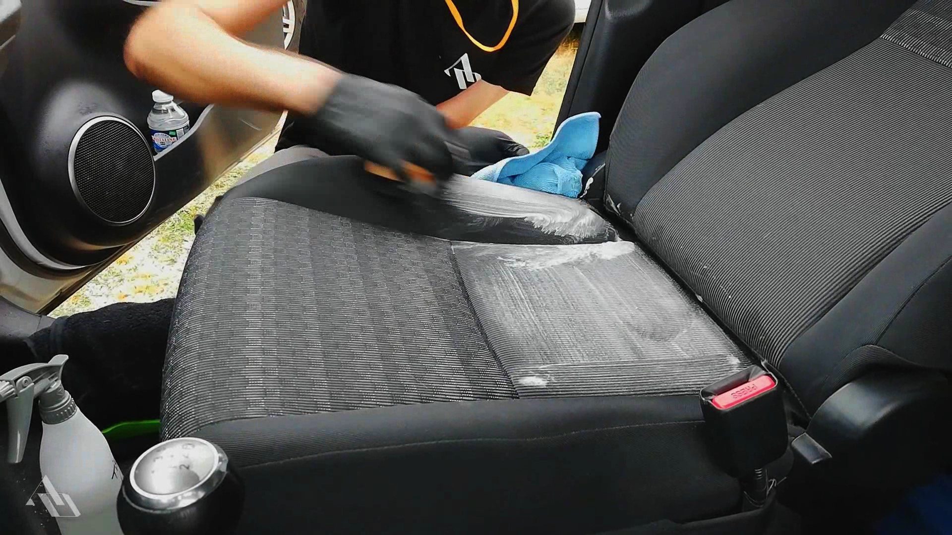 כיצד לנקות בקלות את מושבי המכונית שלך.