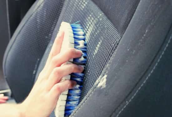 rengjøring av tøysetene på en bil