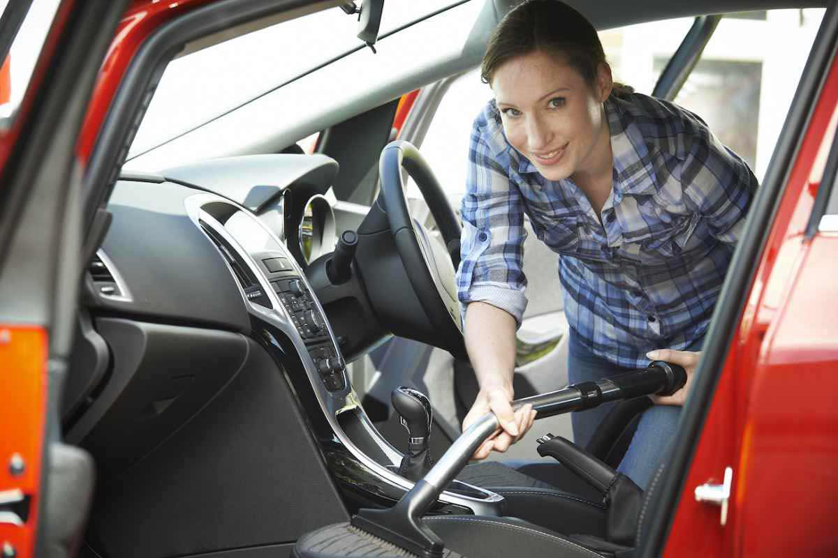 Aqui está a nova dica para limpar os faróis do seu carro.