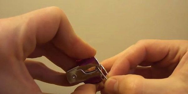 Paano magbukas ng keychain ring na may staple remover?