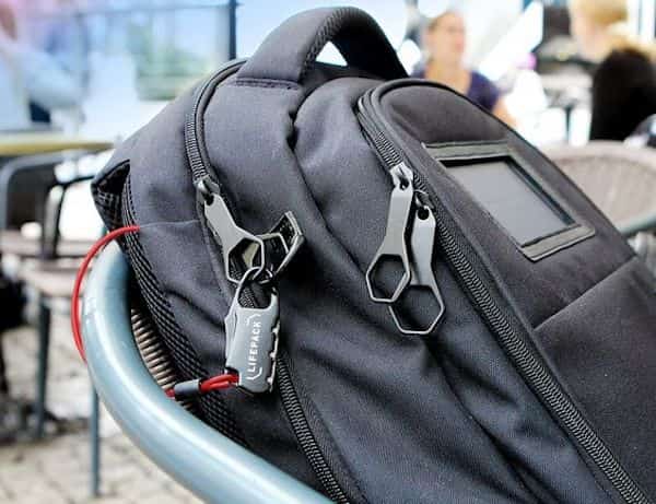 Las bolsas antirrobo, las cerraduras de las puertas y las cubiertas protectoras para pasaportes pueden ayudarlo a proteger sus objetos de valor.