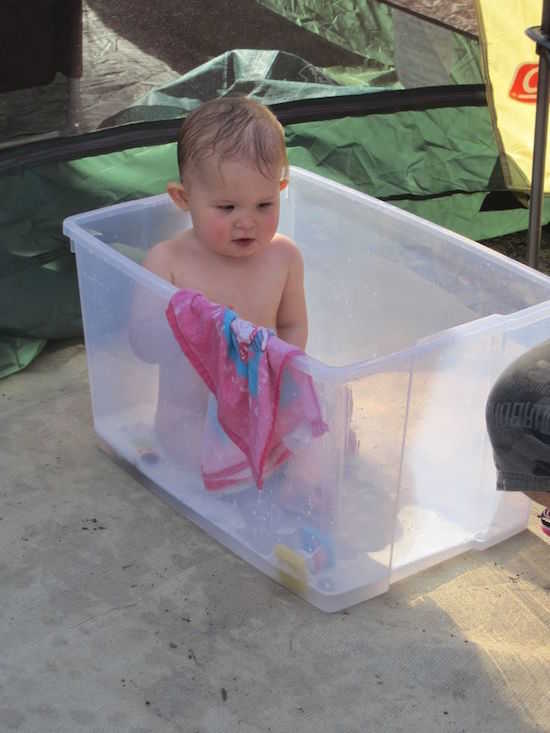 ¿Sabías que una caja de almacenamiento de plástico también se puede utilizar como bañera para bebés?