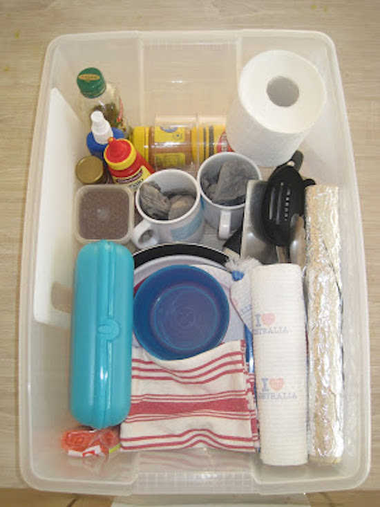 Las cajas de almacenamiento de plástico son ideales para organizar los elementos esenciales de la cocina.