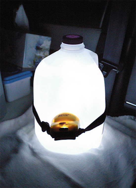 Γνωρίζατε ότι ένας προβολέας που συνδέεται σε ένα πλαστικό μπουκάλι παράγει πολύ περισσότερο φως;