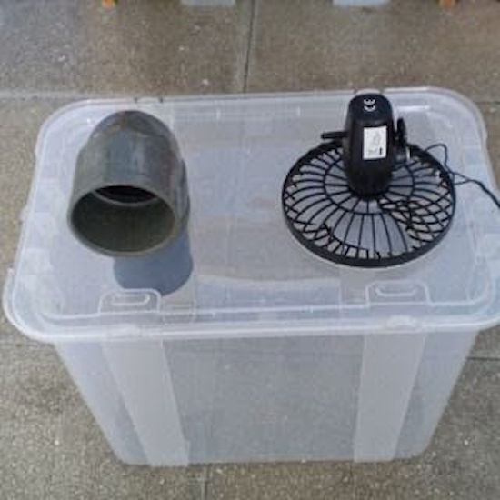 Conecte un ventilador y un tubo a una caja de plástico para hacer un acondicionador de aire.