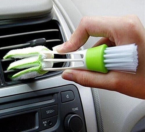 Para mejorar su automóvil, use este cepillo pequeño para limpiar a fondo las salidas de aire.