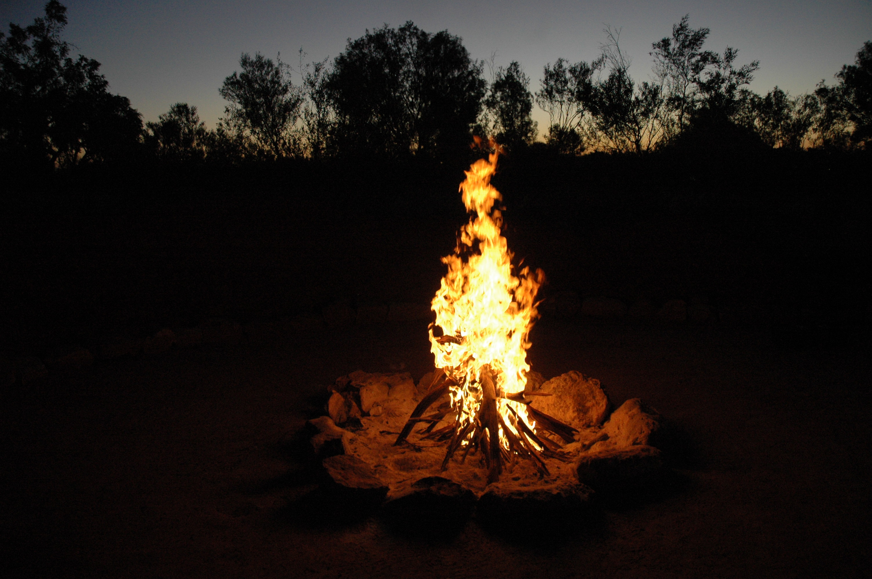Een nieuwe methode om een ​​vuur aan te steken zonder klein hout.