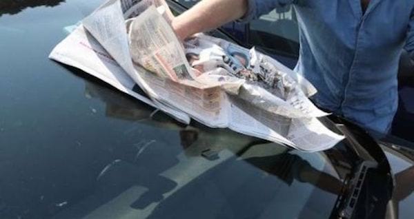 Use papel de periódico para limpiar las ventanas
