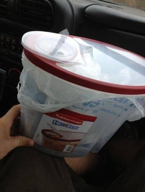 Use una caja de cereal de plástico como un bote de basura para el automóvil
