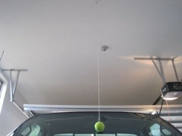 Use una pelota de tenis para estacionarse en un garaje estrecho