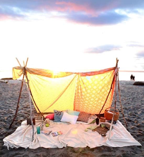 احمِ نفسك من أشعة الشمس على الشاطئ بخيمة بوهيمية.